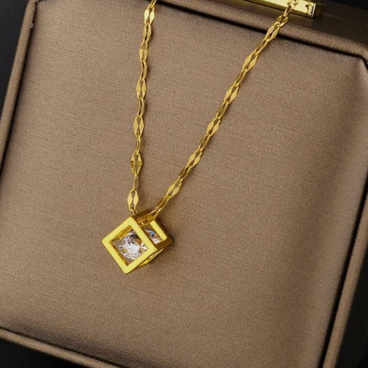 GARGANTILHA CUBO COM CRISTAL BANHADA EM OURO 18K