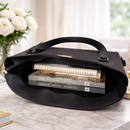 Bolsa Sacola Feminina Moderna Zíper Reforçado e Detalhes em Metal Dourado